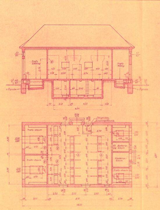 Architektonischer Grundriss und Querschnitt eines Gebäudes mit detaillierten Raumaufteilungen und Maßen.