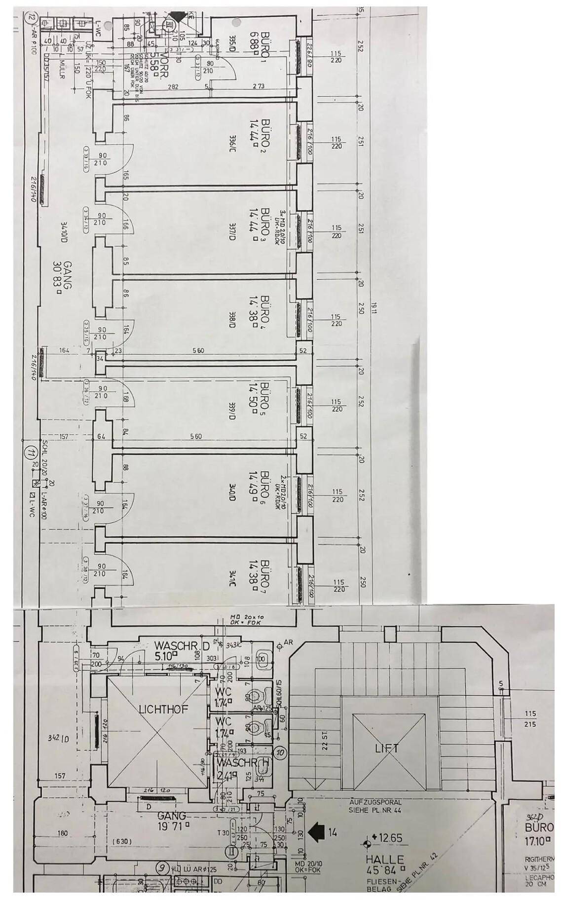 Detaillierter Grundriss mit mehreren Büroräumen, Fluren und einem Aufzug im Gebäude.