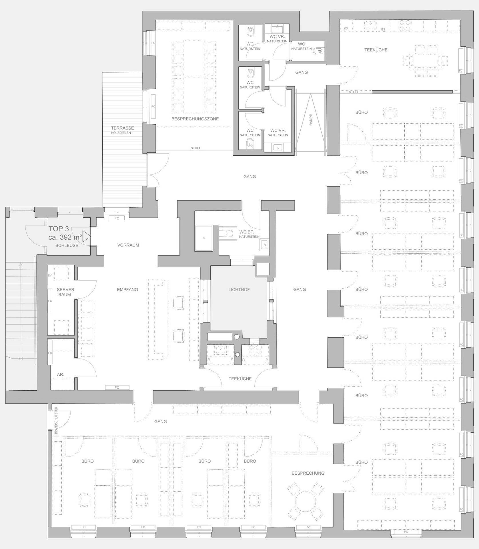 Detaillierter Grundriss einer Büroetage mit mehreren Räumen, Teeküche und Terrasse.