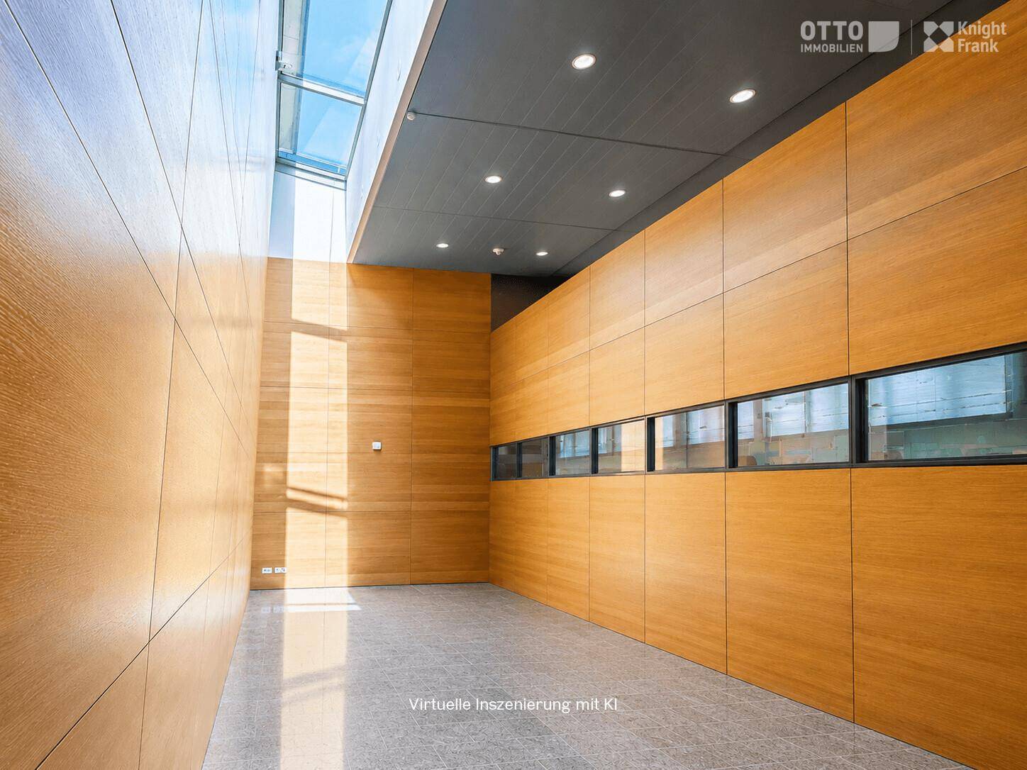 Heller Bürobereich mit hohen Holzpaneelen, Terrazzoboden und Oberlicht für viel Tageslicht.