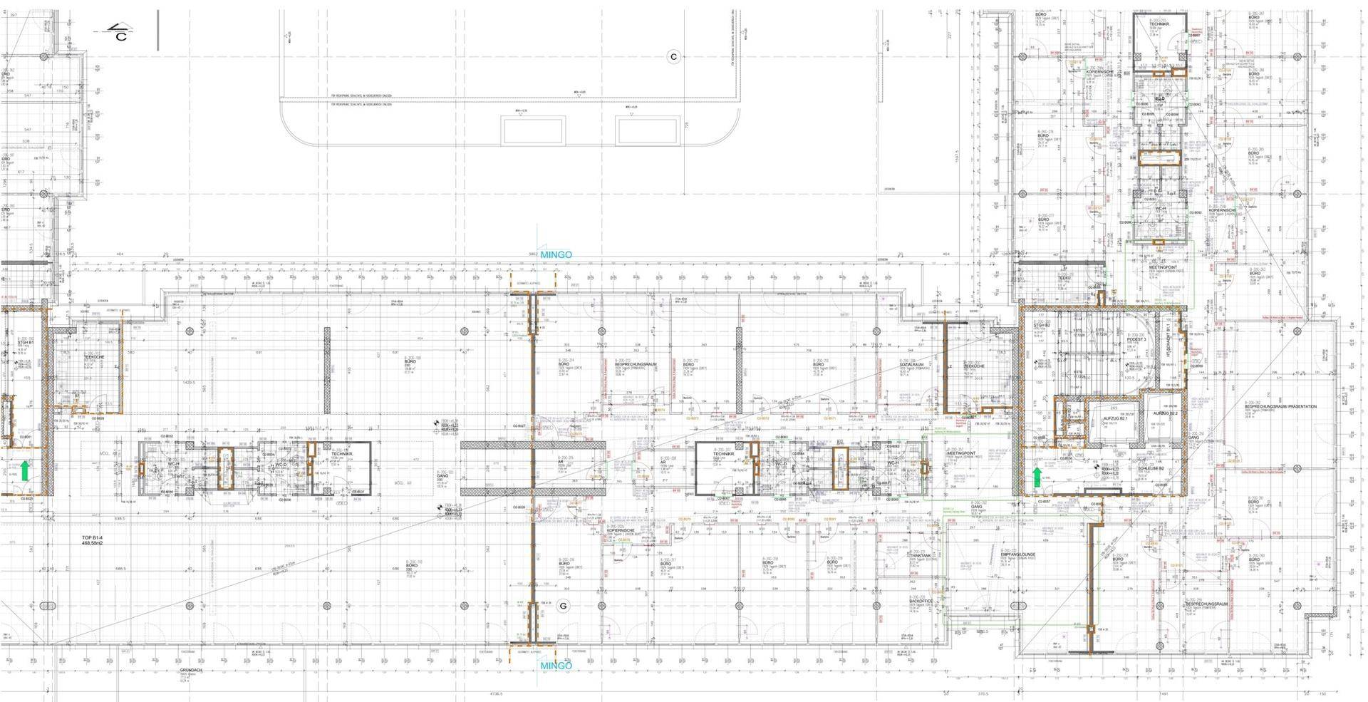 Technischer Grundriss eines Gebäudes mit vielen Details und strukturellen Elementen.