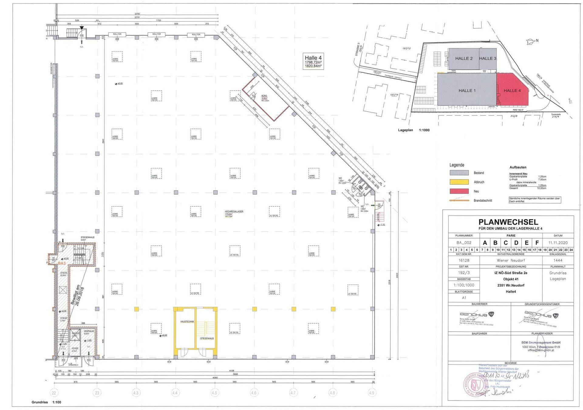 Grundrissplan einer großen Industriehalle mit integriertem Bürobereich und Treppenhaus, inklusive Lageplan.