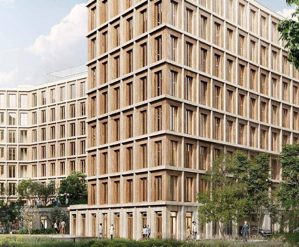 Detailansicht der modernen Holzfassade eines Bürogebäudes mit vielen Fenstern und Grünflächen.