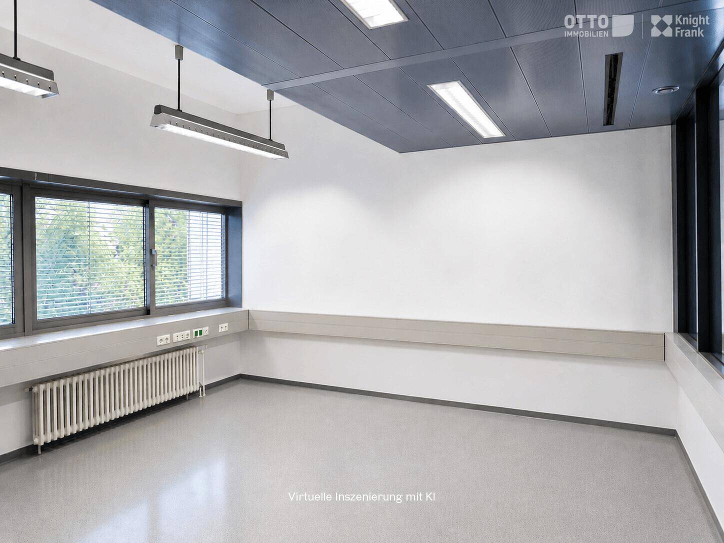 Heller, leerer Büroraum mit großen Fenstern, Heizkörpern und moderner Deckenbeleuchtung.