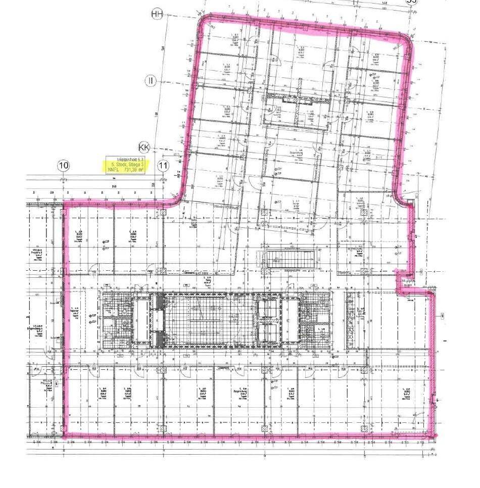 Detaillierter architektonischer Grundriss mit hervorgehobener Fläche, der die Raumaufteilung und Struktur des Gebäudes zeigt.