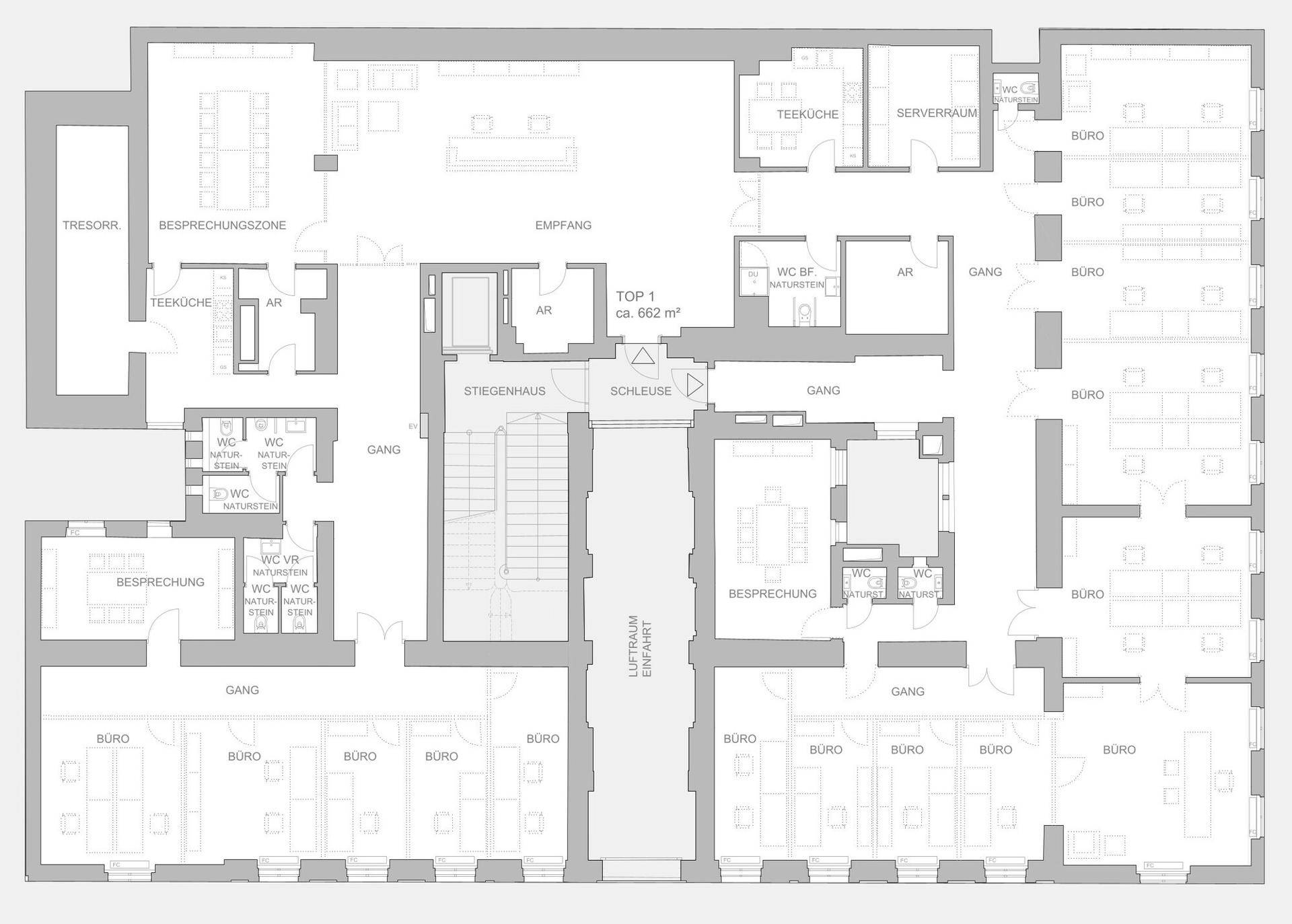 Detaillierter Grundriss einer großen Etage mit Büros, Besprechungszonen und Teeküchen.