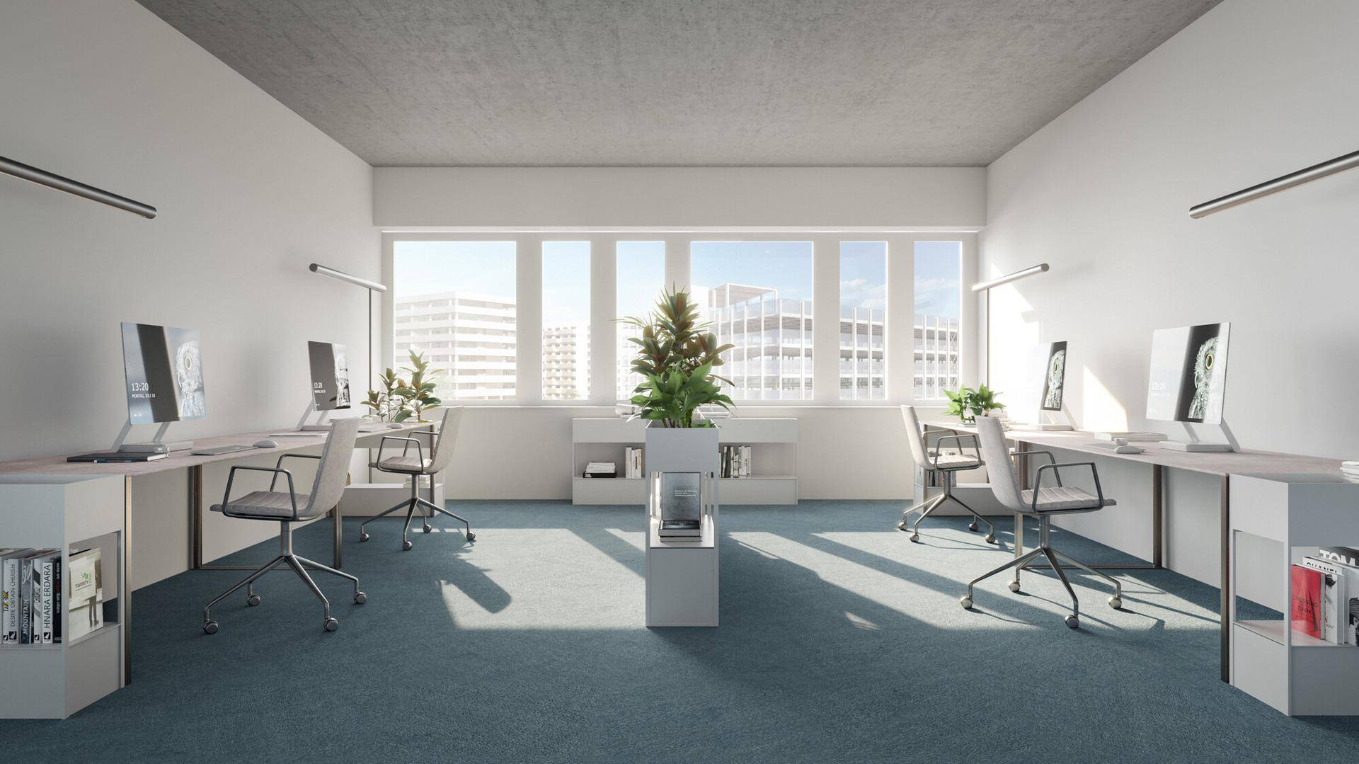 Helles Büro mit mehreren Arbeitsplätzen, Teppichboden und einem großen Fenster mit Blick auf die Stadt.