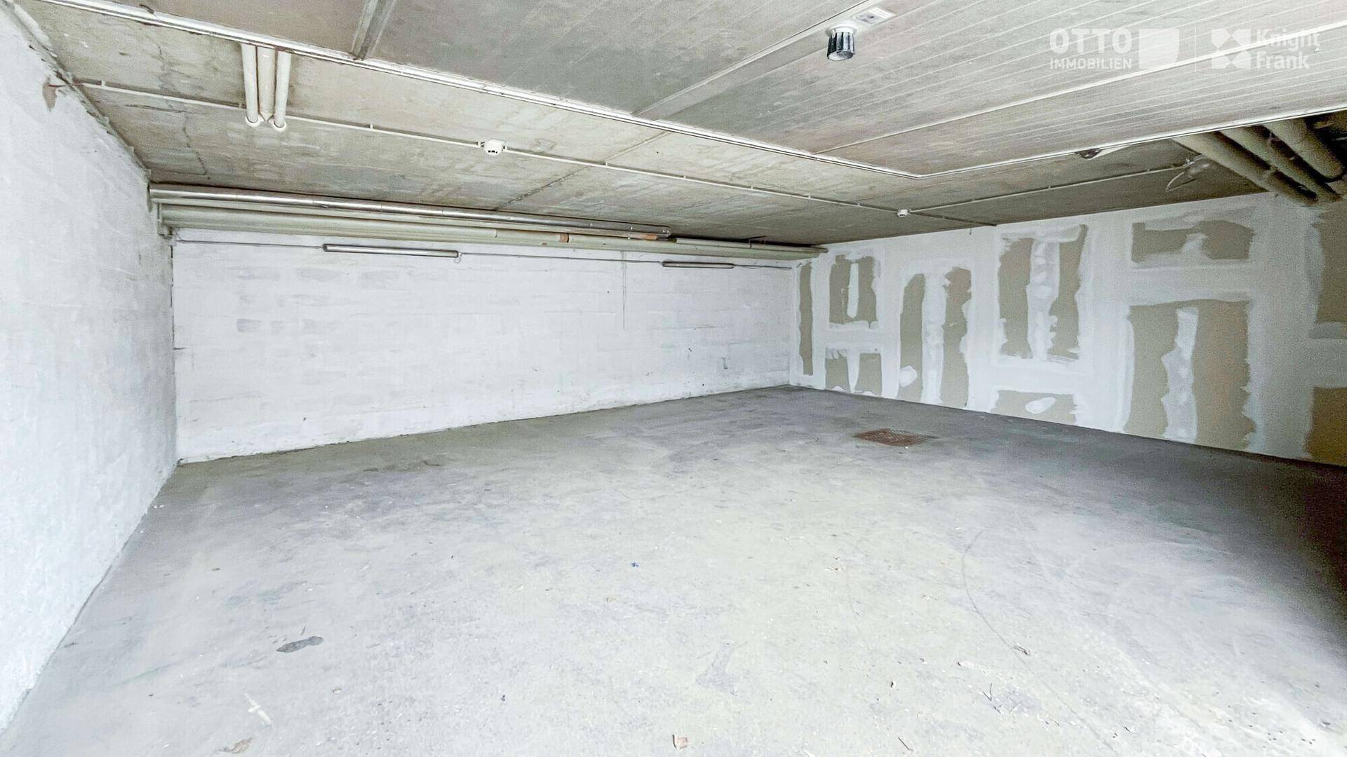 Geräumiger Kellerraum mit Betonboden und unverputzten Wänden, ideal als Lagerfläche.