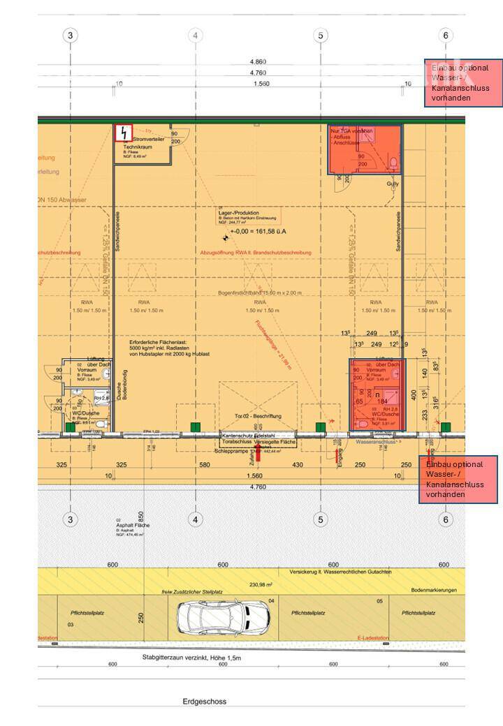 Grundriss des Erdgeschosses mit offener Fläche, Parkplätzen und Zufahrt.