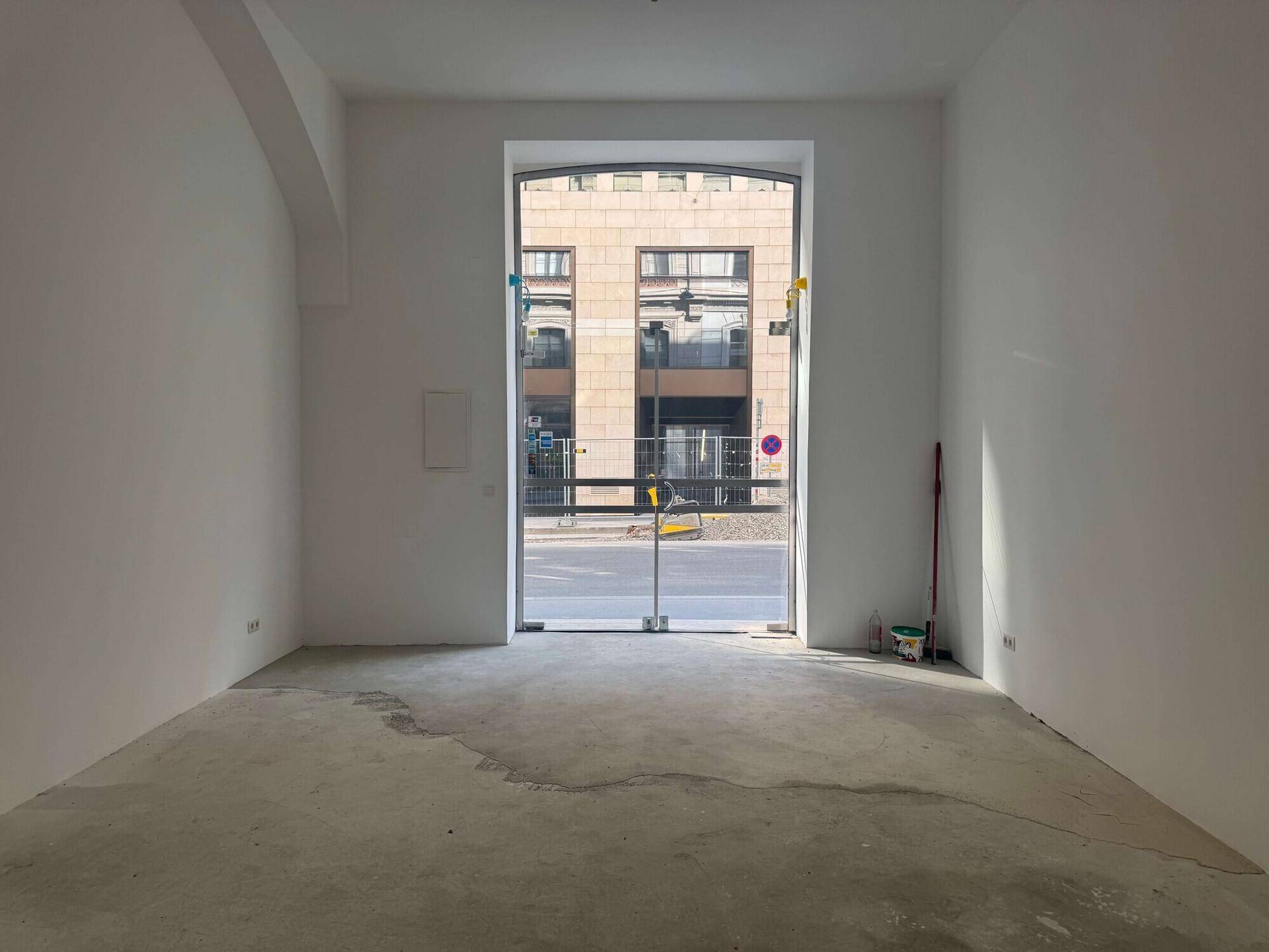 Leerer Raum mit großen Glasfronten zur Straße, ideal für Gewerbe oder Ladenfläche.