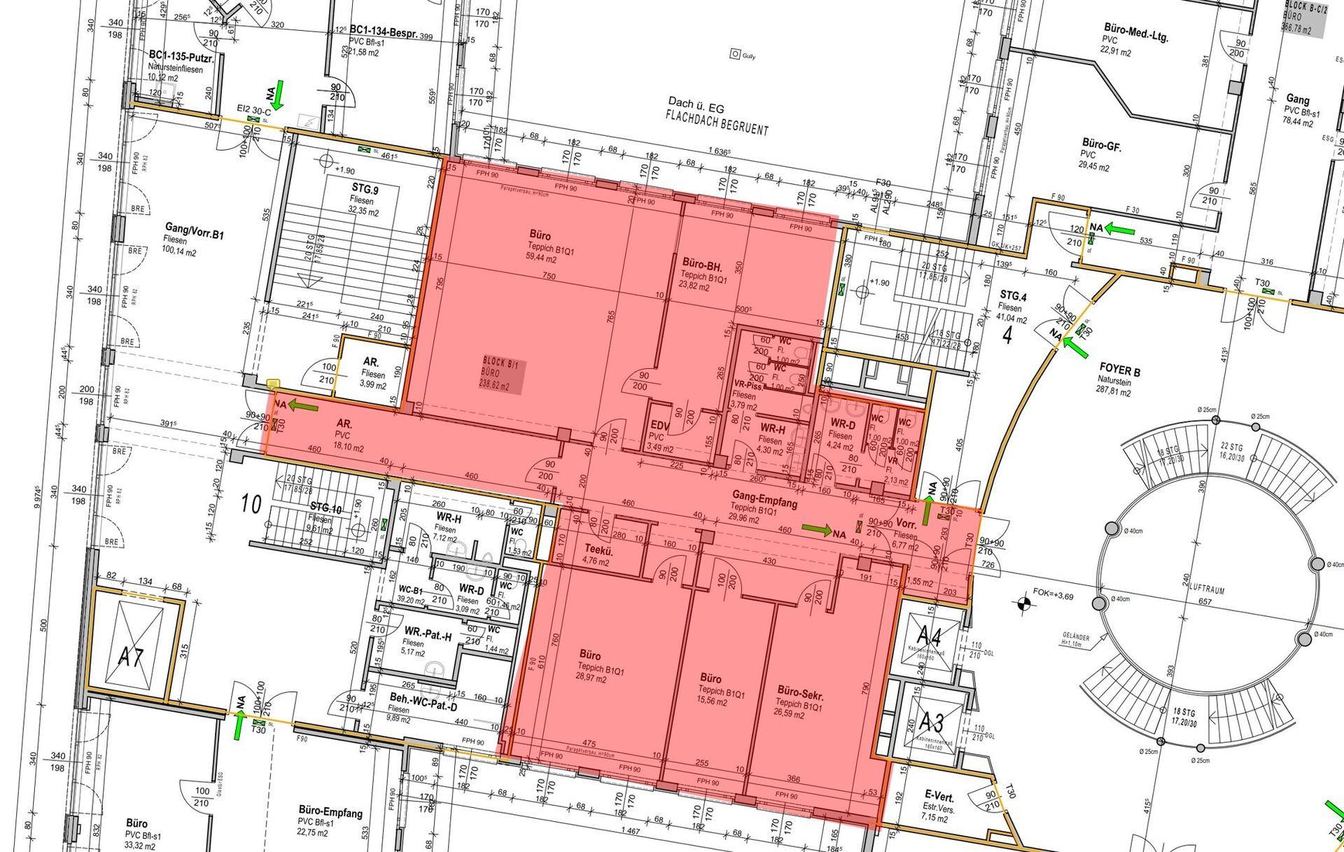 Detaillierter Grundriss eines Bürokomplexes mit verschiedenen Büroräumen und Gemeinschaftsbereichen.