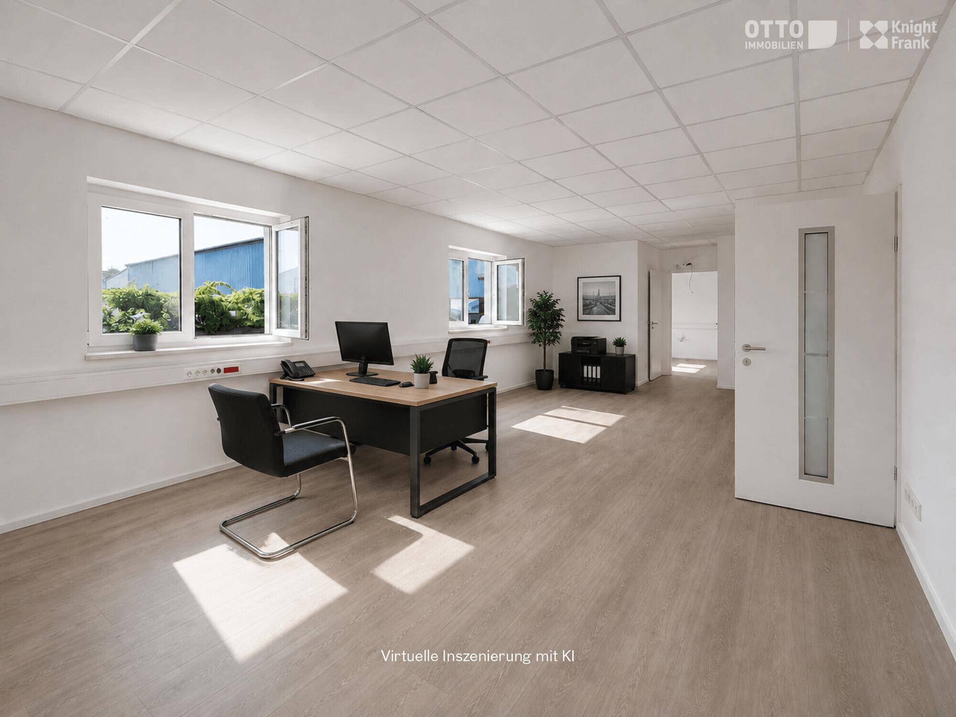Modern eingerichtetes Büro mit Schreibtischen, Bürostühlen und Blick ins Grüne durch die Fenster.