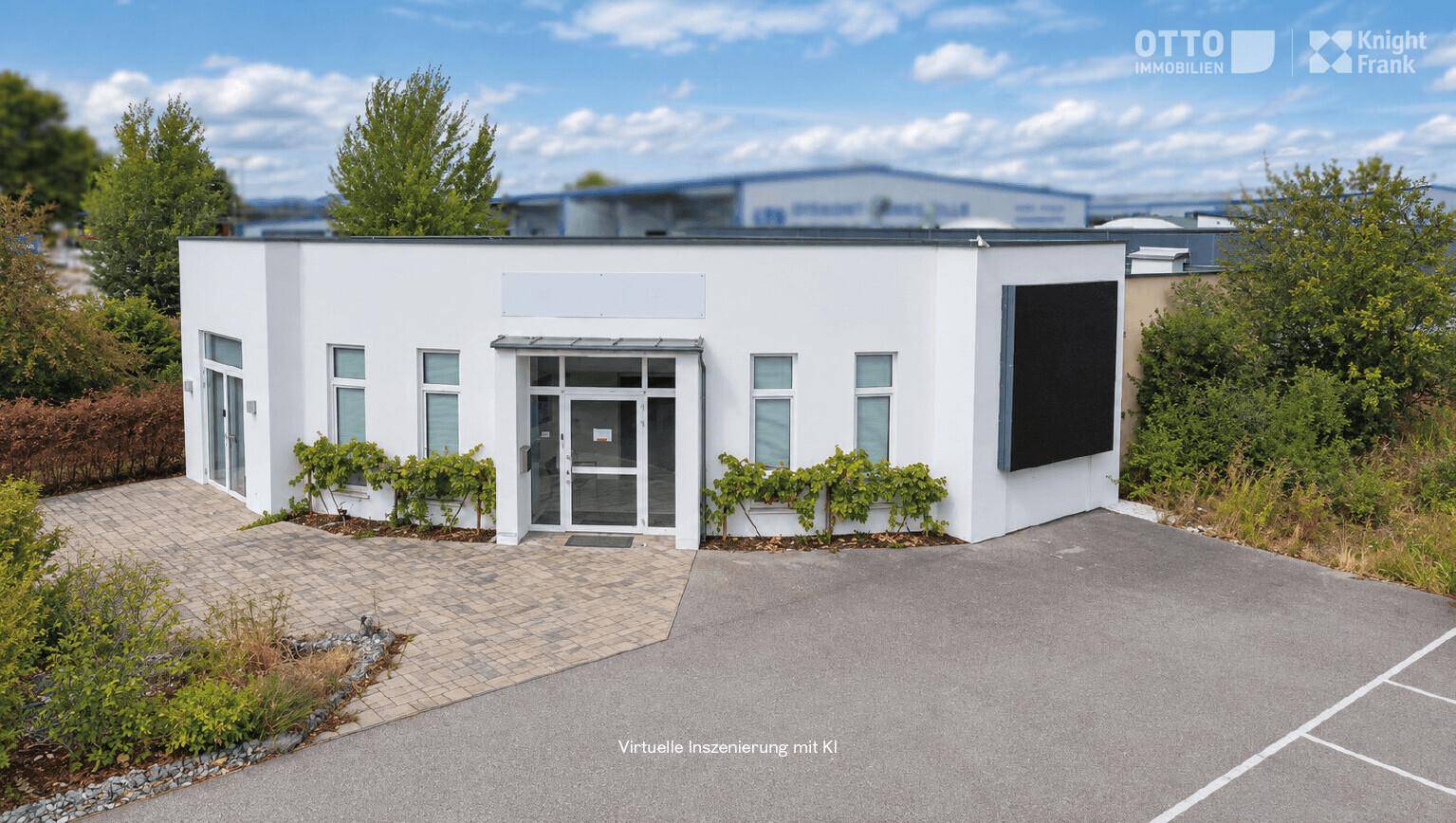 Vorderansicht eines modernen Bürogebäudes mit weißer Fassade und gepflastertem Eingangsbereich.