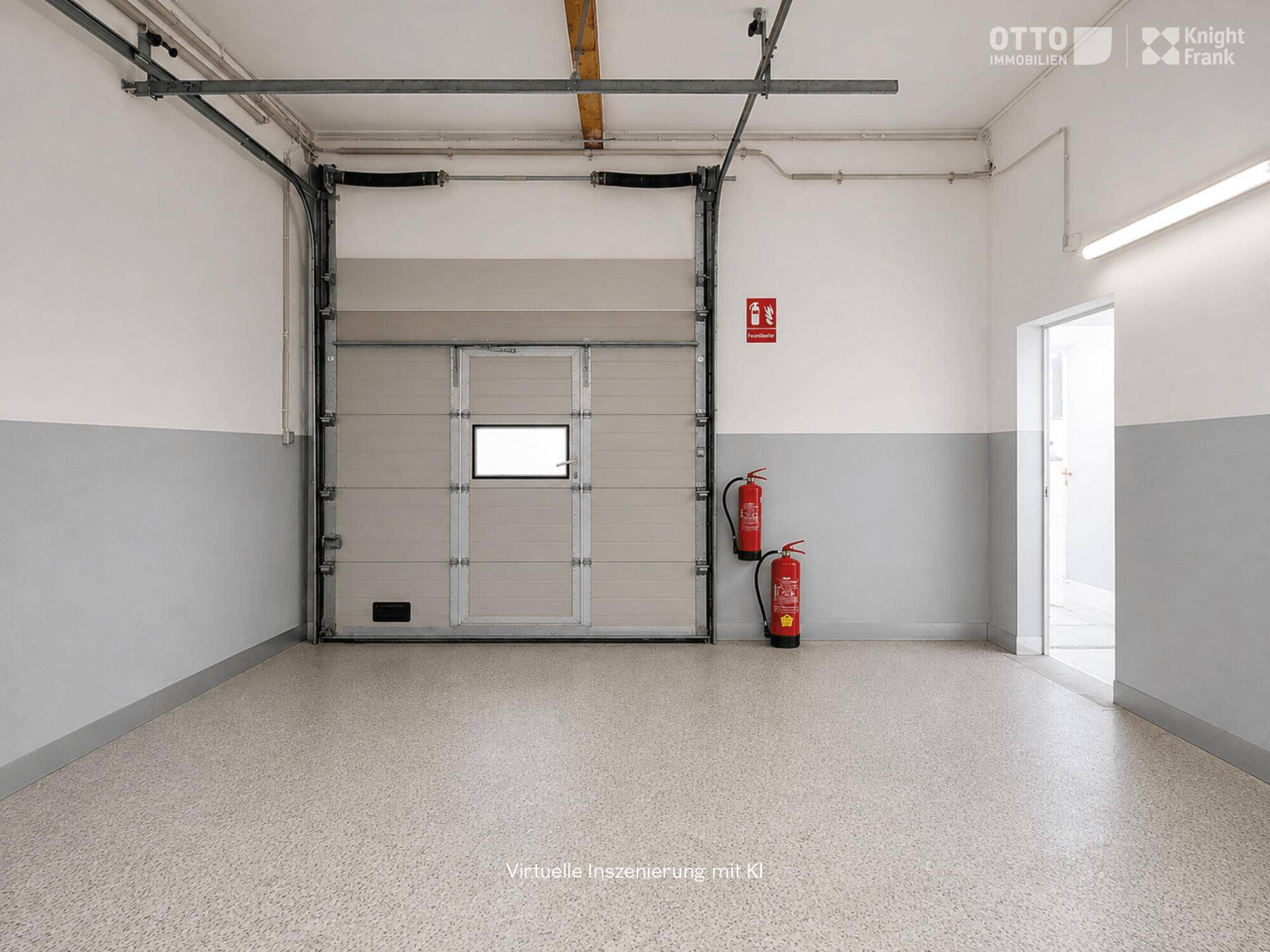 Innenansicht einer Ladezone mit großem Rolltor, Feuerlöschern und robustem Bodenbelag.