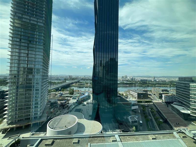 Beeindruckender Ausblick auf moderne Wolkenkratzer und den Fluss, der sich durch die Stadtlandschaft schlängelt.