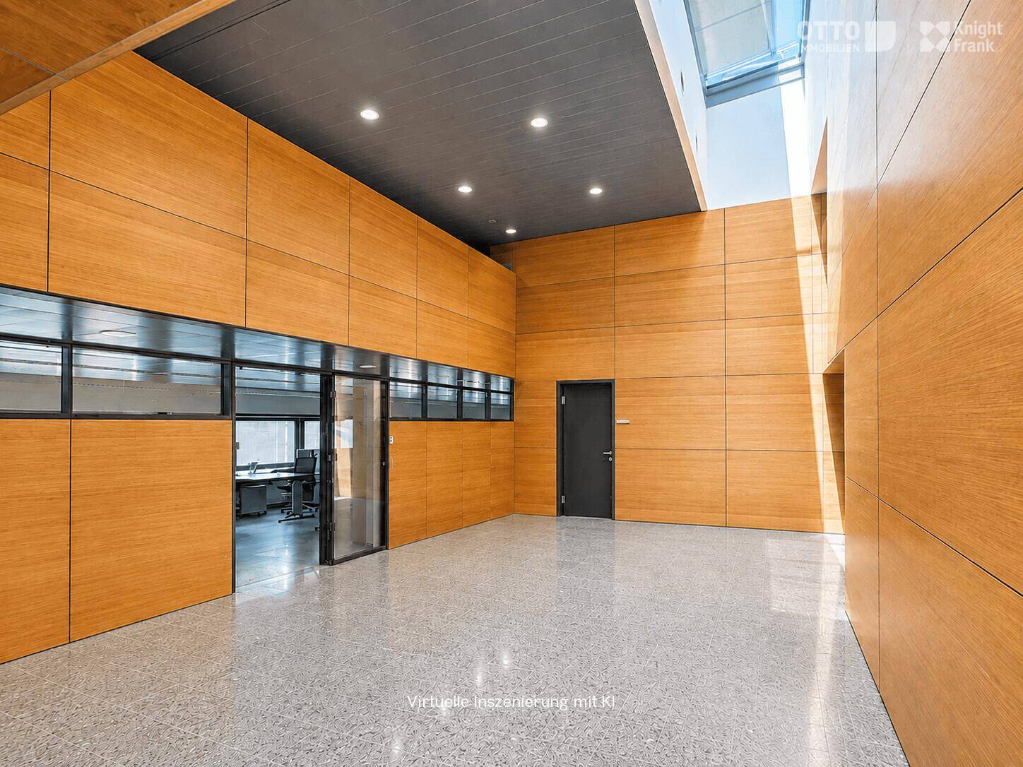 Geräumiger Bürobereich mit hohen Holzpaneelen, Terrazzoboden und Oberlicht für viel Tageslicht.