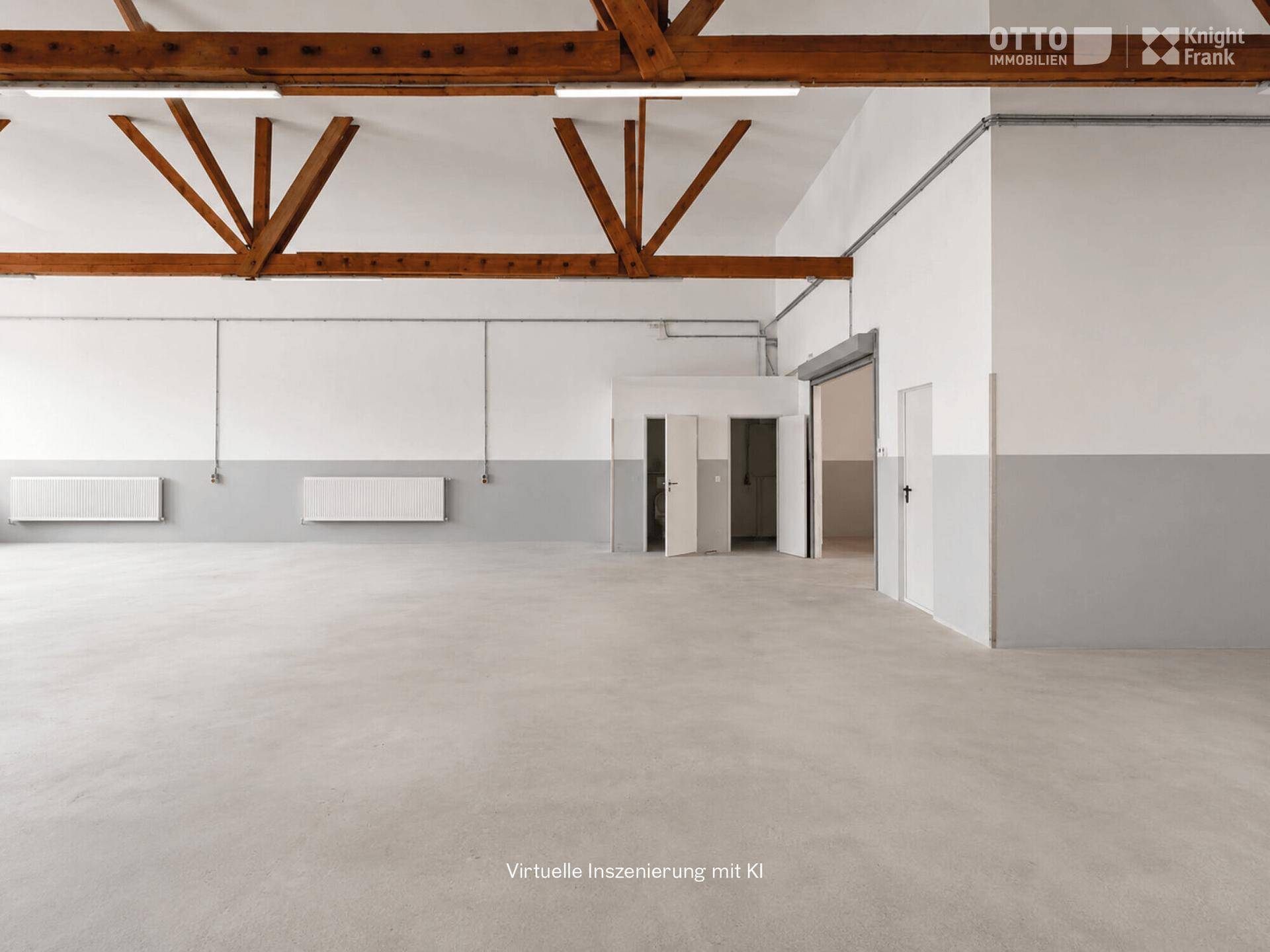 Geräumige Lagerhalle mit hohen Decken, sichtbaren Holzbalken und Betonboden.