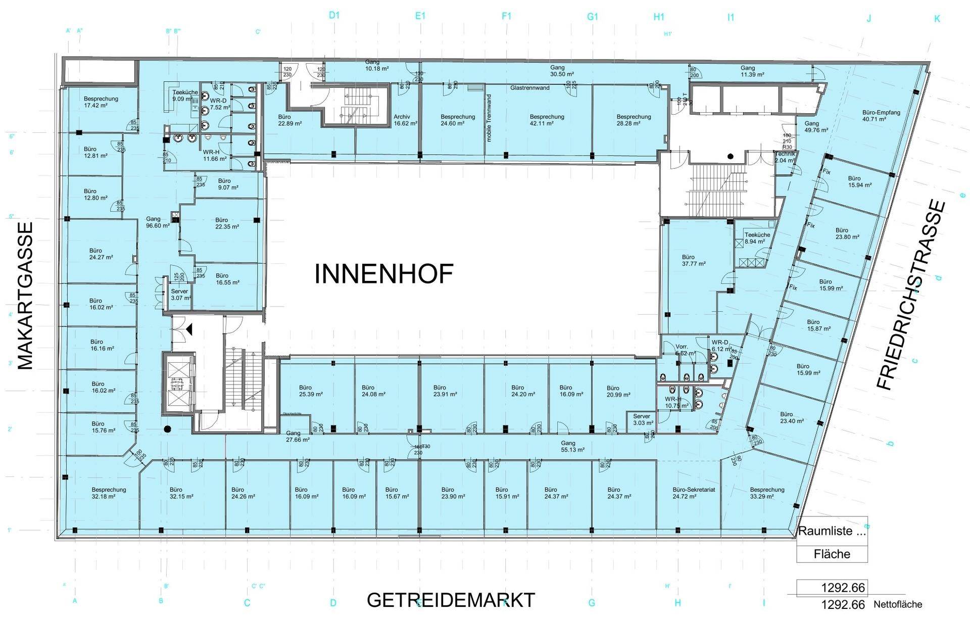 Detaillierter Grundriss eines Bürogebäudes mit zentralem Innenhof und zahlreichen Büroräumen auf einer Etage.
