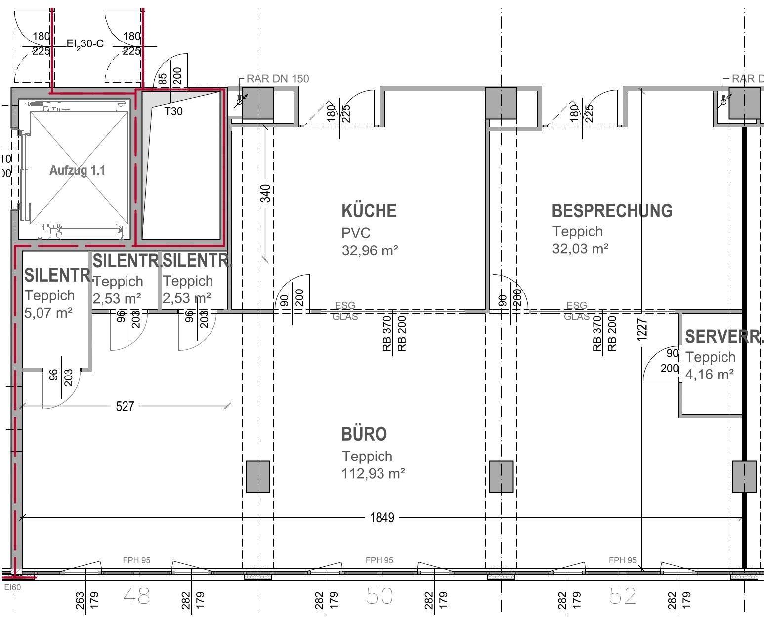 Detaillierter Grundrissplan mit verschiedenen Büroräumen, Küche, Besprechungszimmer und Aufzugsbereich.