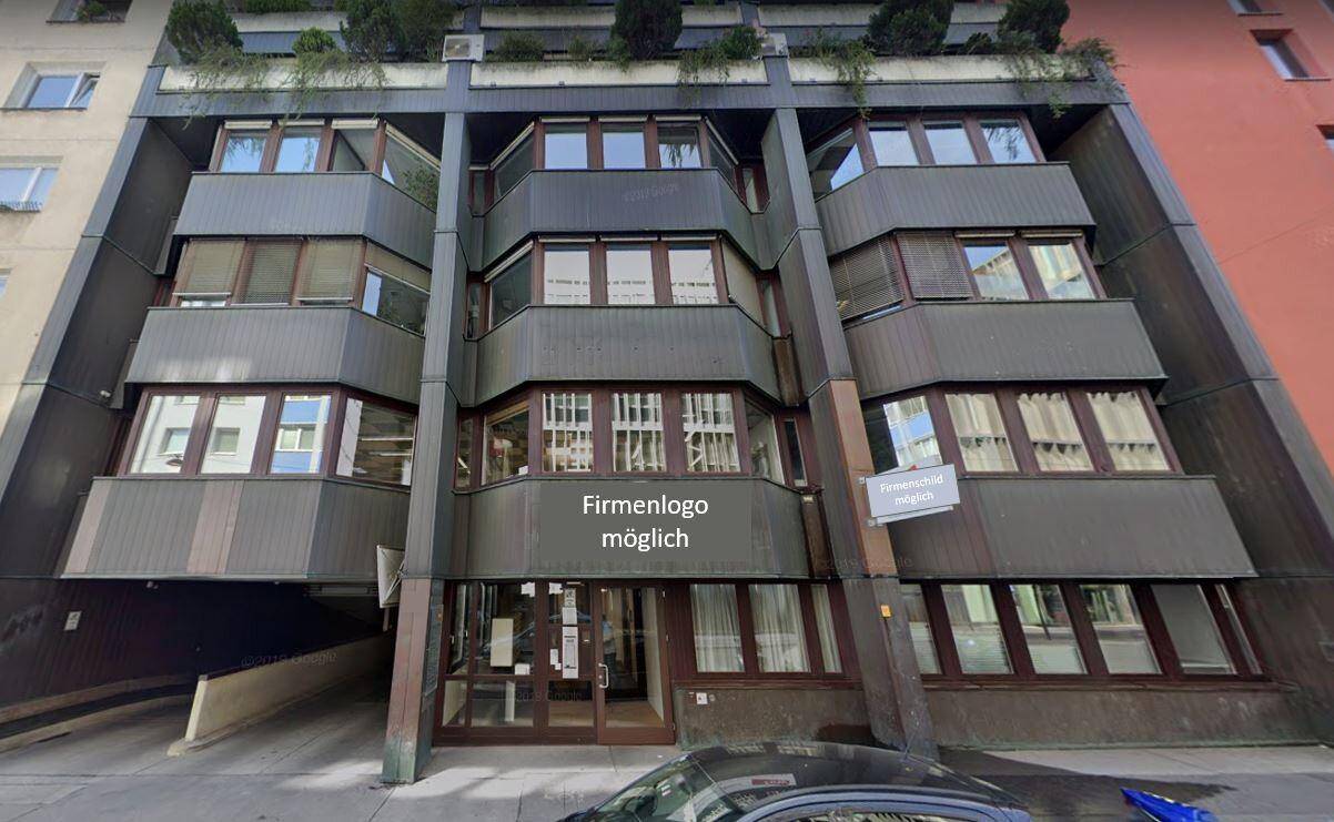 Mehrstöckiges Bürogebäude mit markanter Fassade, vielen Fenstern und einem Eingangsbereich.