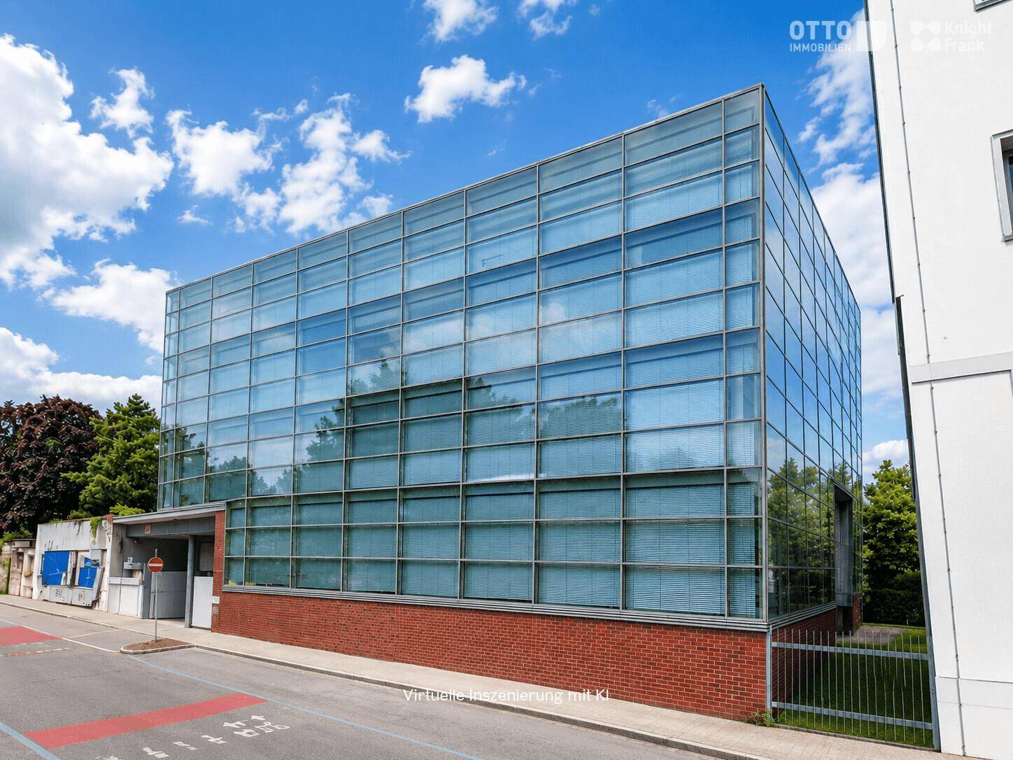 Zeitgenössisches Bürogebäude mit weitläufiger Glasfassade, umgeben von Bäumen unter blauem Himmel.