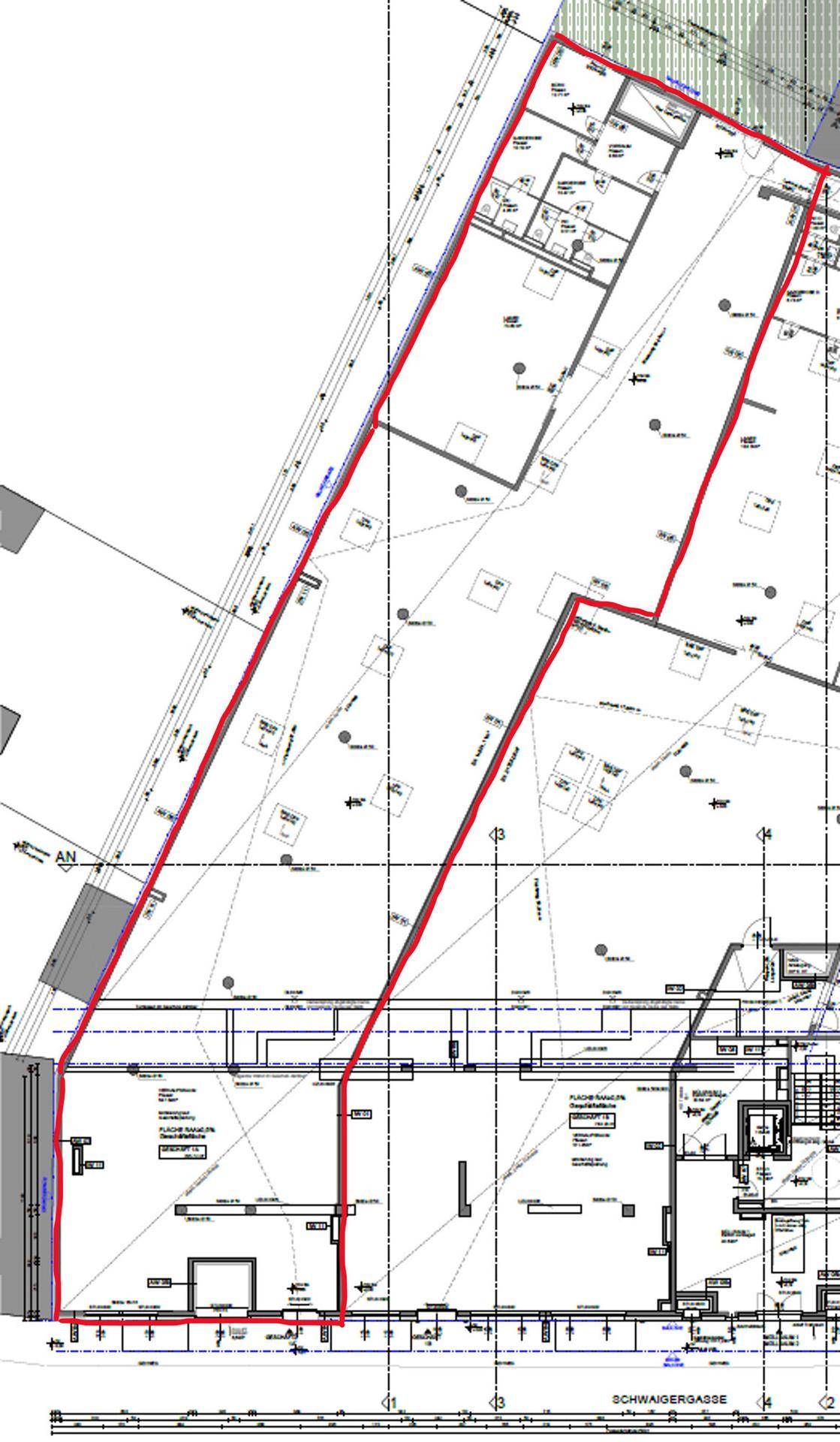 Detaillierter Grundrissplan eines Gebäudes mit eingezeichneter Grundstücksgrenze und verschiedenen internen Bereichen.