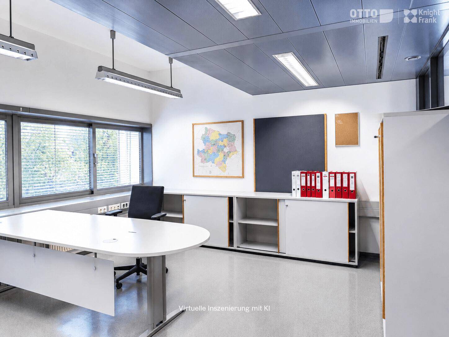 Einzelbüro mit Schreibtisch, Bürostuhl und Stauraum, beleuchtet durch große Fenster.