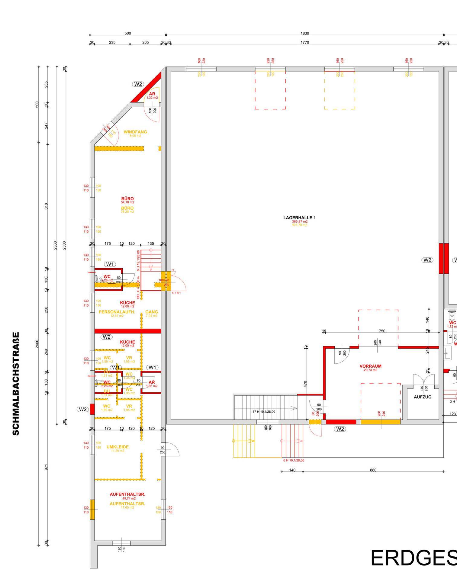 Grundriss des Erdgeschosses mit Lagerhalle, Büros, Küchen und Sanitärbereichen.