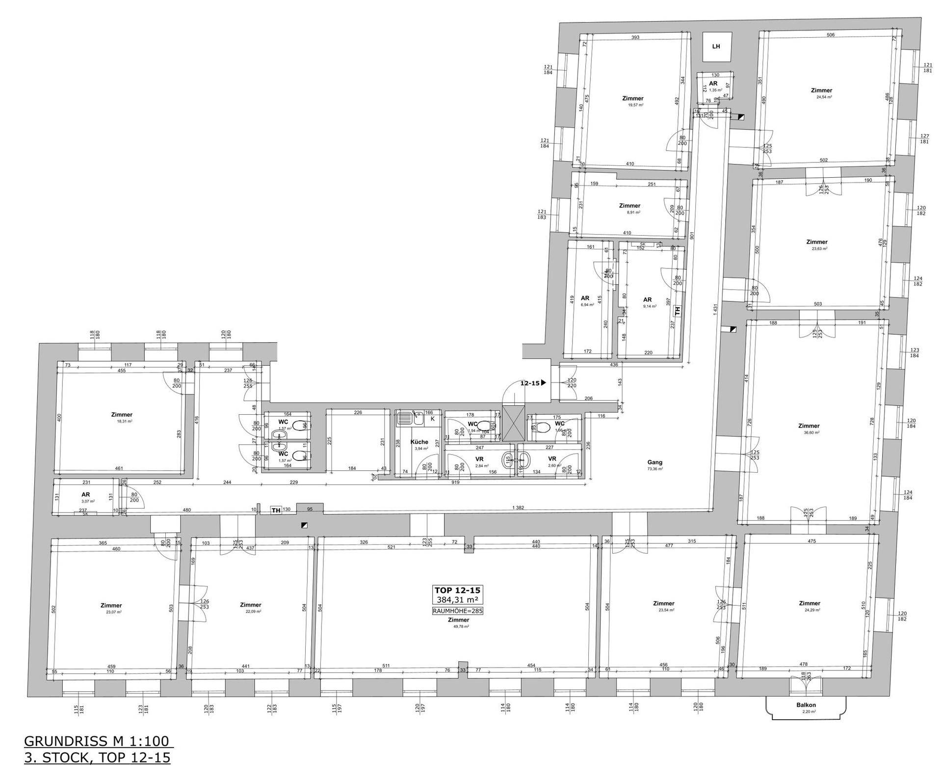 Detaillierter Grundriss einer Etage mit mehreren Zimmern, Bädern und einem Balkon, der die Raumaufteilung zeigt.