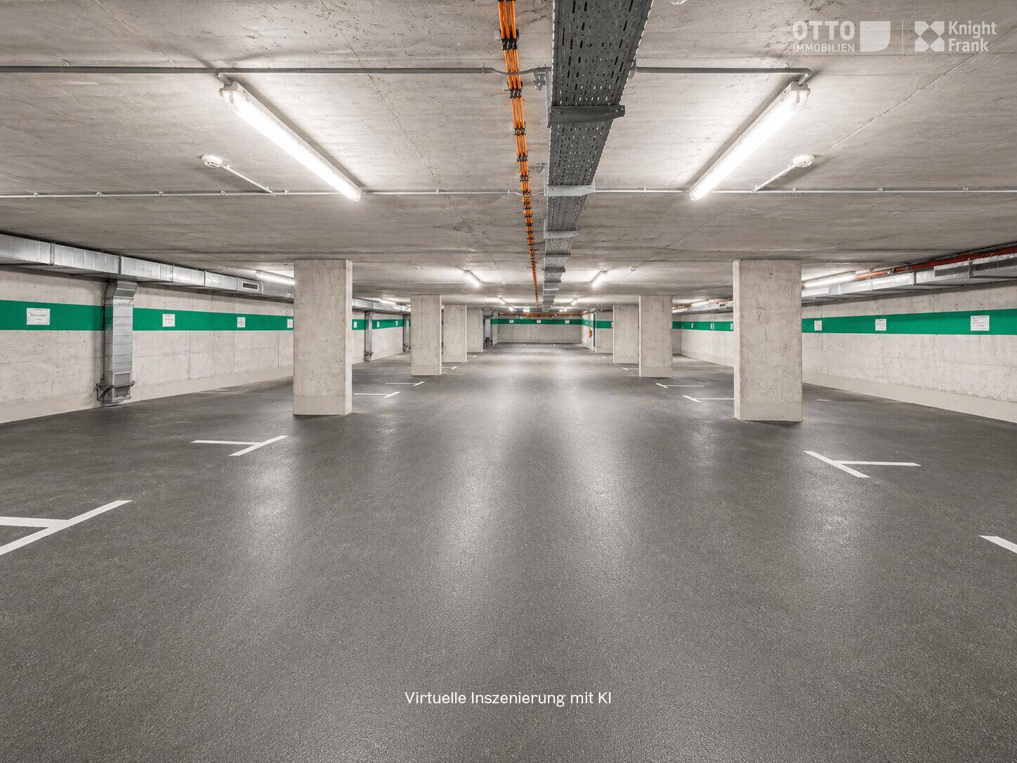 Weitläufige Tiefgarage mit markierten Stellplätzen, Säulen und guter Beleuchtung.