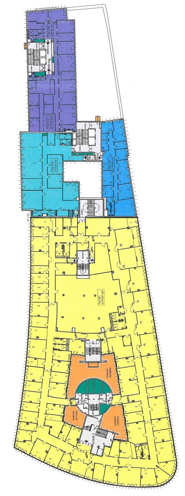 Detaillierter Grundriss eines großen Gebäudes mit verschiedenen farbcodierten Bereichen und vielen Räumen.
