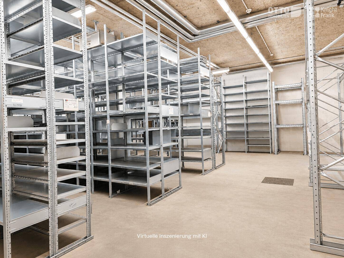 Lagerraum mit hohen Metallregalen, ideal für die Organisation und Aufbewahrung von Waren.
