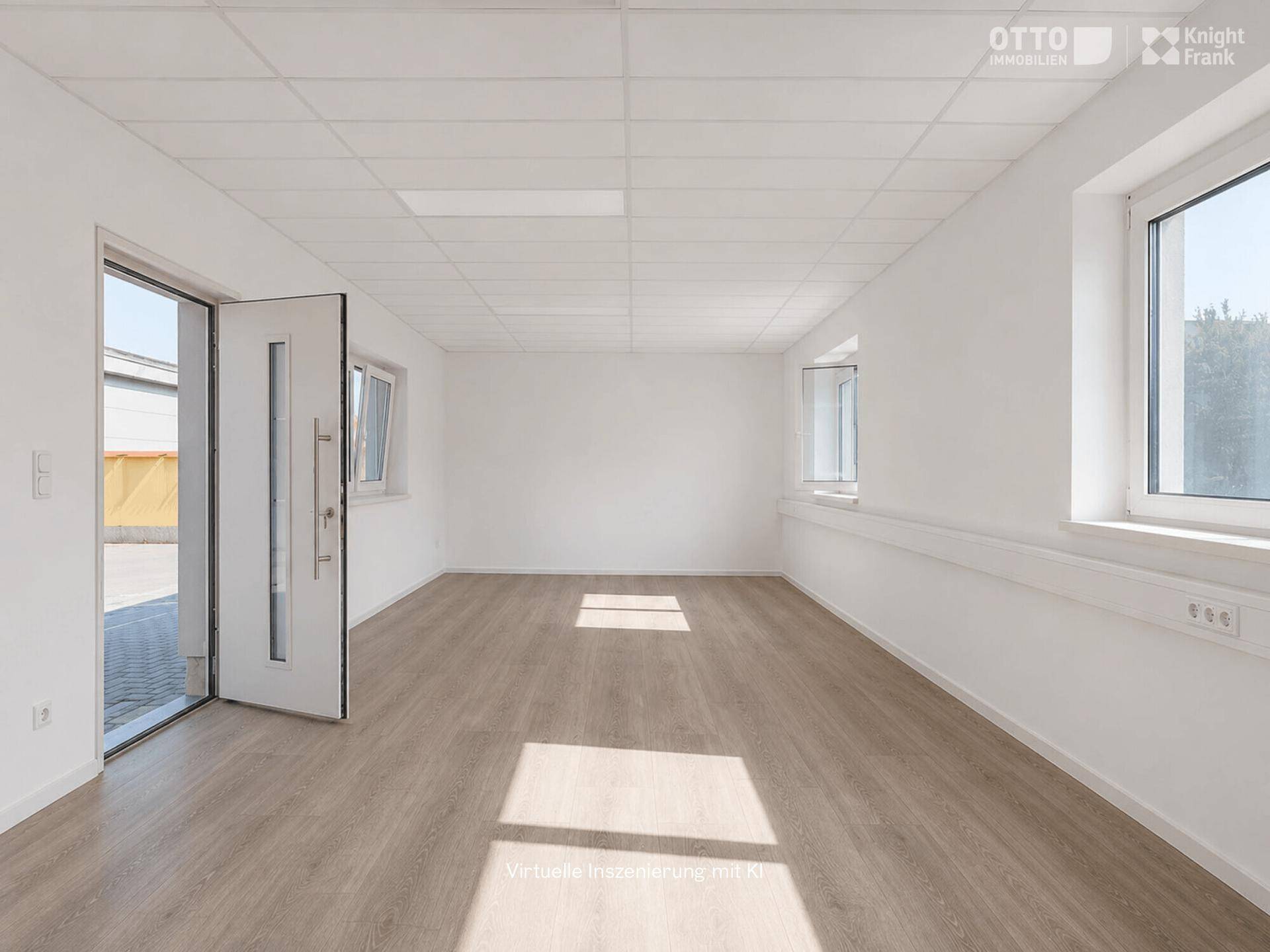 Leeres Büro mit viel Tageslicht, hellem Laminatboden und einer modernen Eingangstür.
