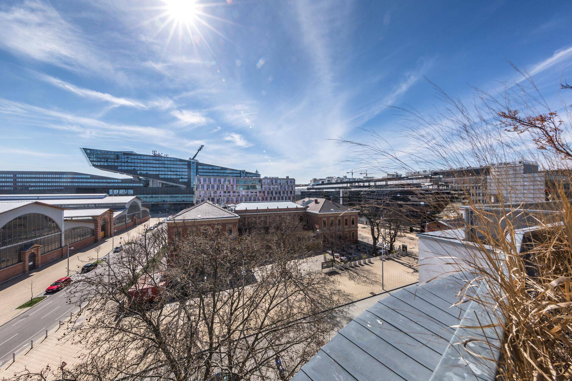 Panoramablick über die Stadt mit modernen Gebäuden und historischer Architektur unter blauem Himmel.