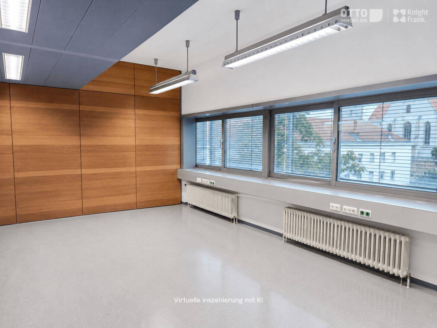 Leerer Büroraum mit Holzvertäfelung, Heizkörpern und großen Fenstern mit Stadtblick.