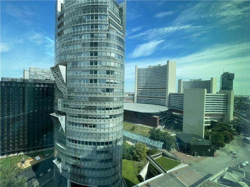 Beeindruckende Hochhäuser mit moderner Architektur und weitem Blick auf die Stadtlandschaft unter blauem Himmel.