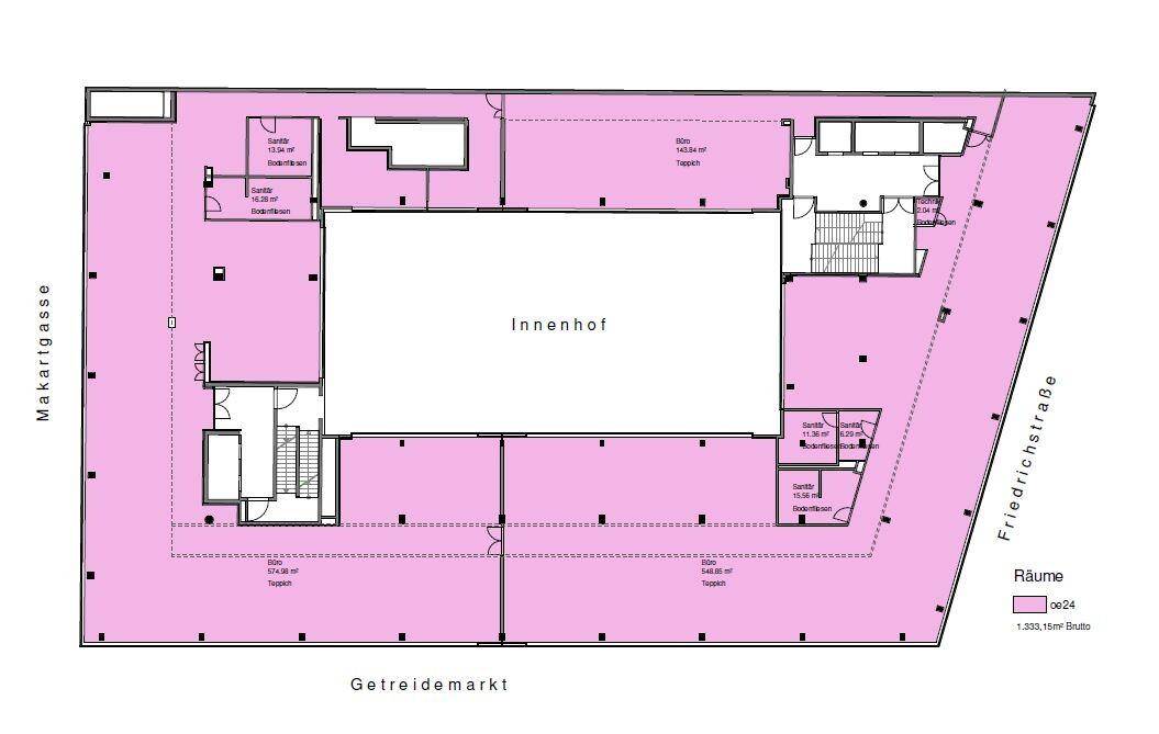 Grundriss eines großen Gebäudes mit einem zentralen Innenhof und verschiedenen Bürobereichen.