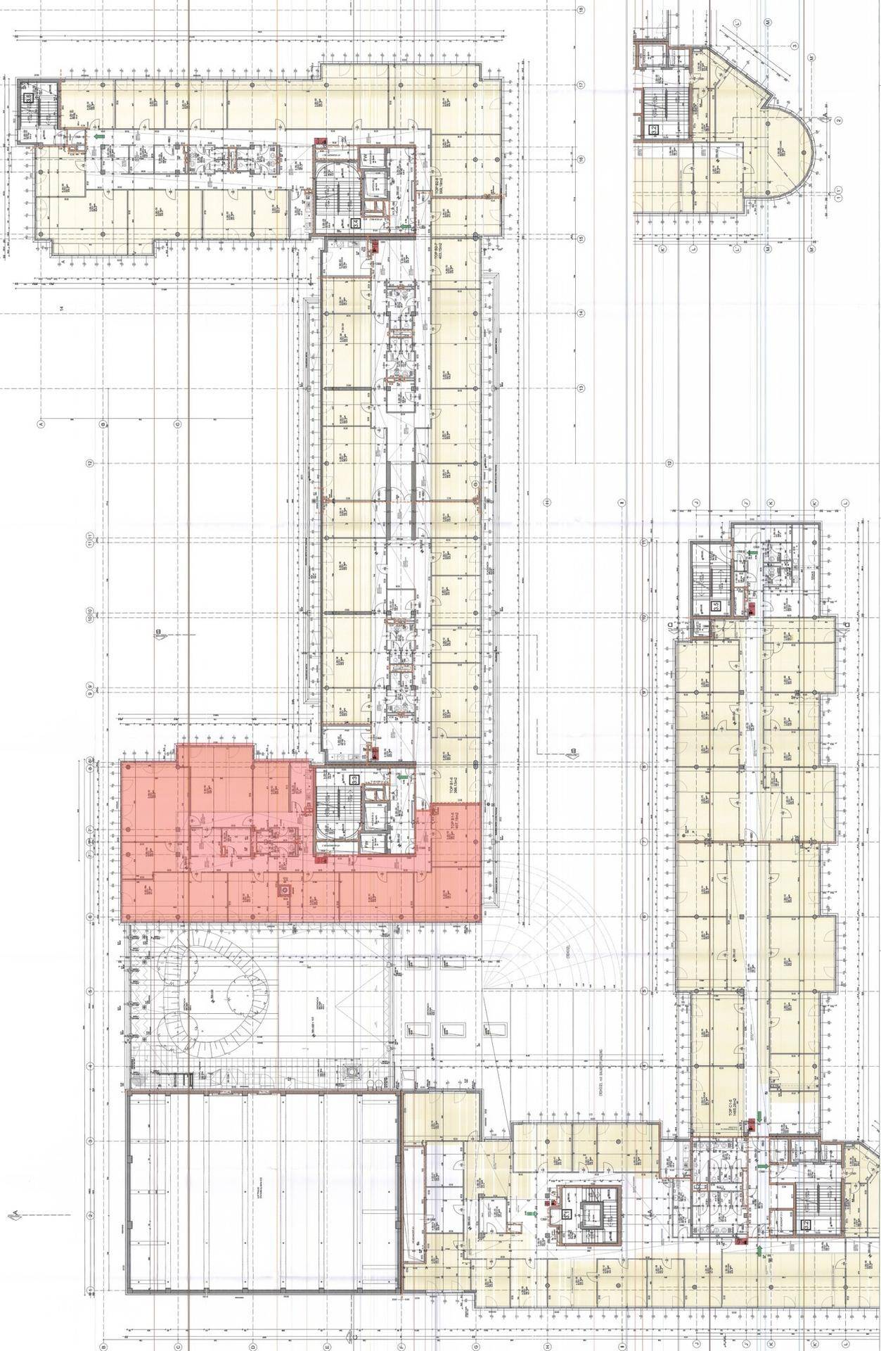 Detaillierter Grundriss eines Gebäudekomplexes mit mehreren Etagen und Büroeinheiten.