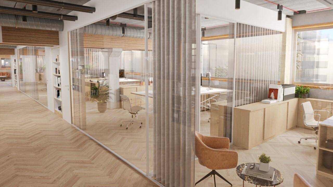 Helles, modernes Büro mit Glaswänden, Holzboden und einer gemütlichen Sitzecke, die zum Entspannen einlädt.