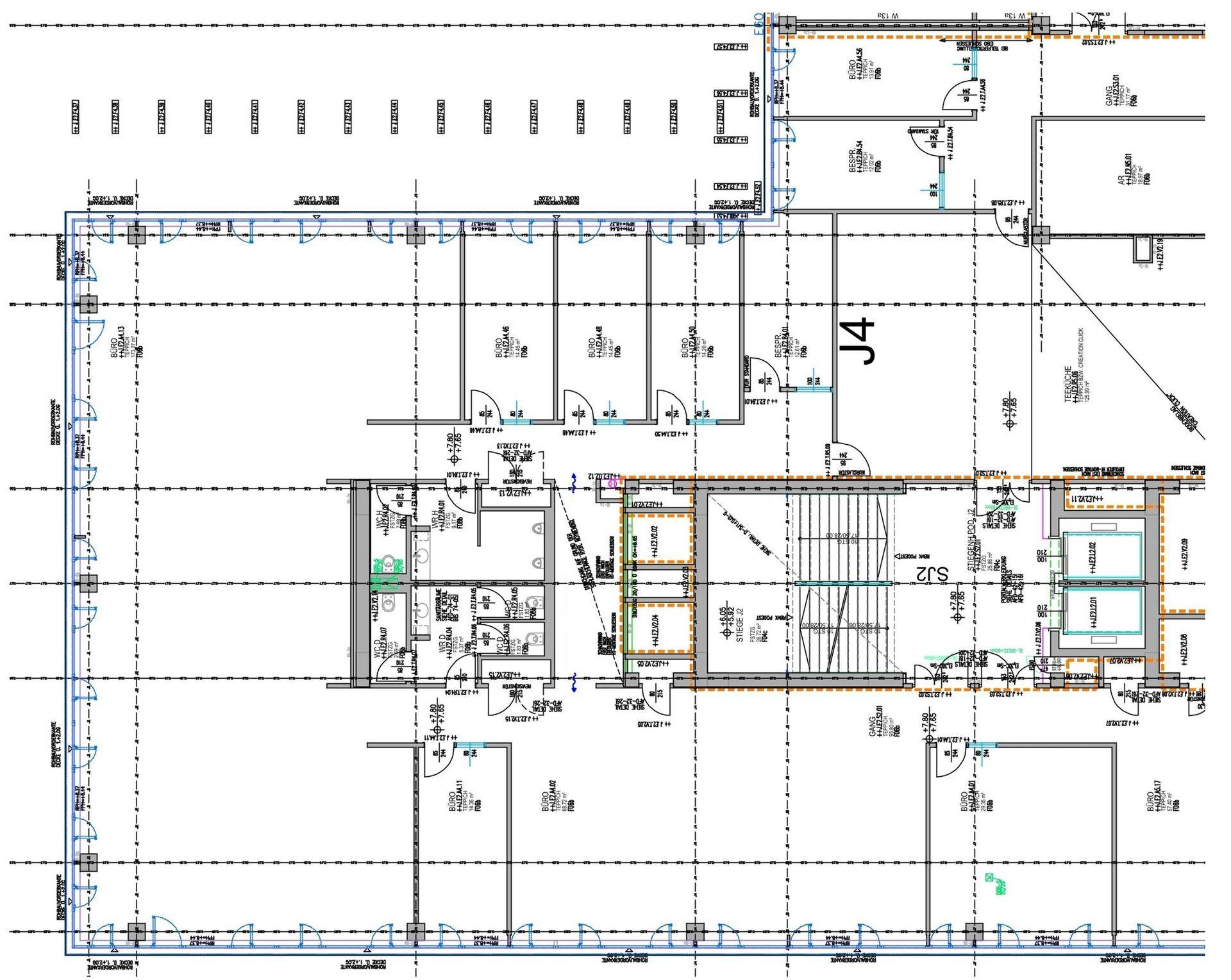 Detaillierter Grundriss eines Gebäudegeschosses mit Büroräumen, Fluren und zentralem Treppenhaus sowie Aufzügen.