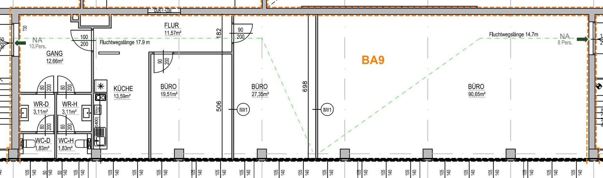 Grundrissplan einer Gewerbefläche mit mehreren Büros, einer Küche und separaten Toilettenbereichen.
