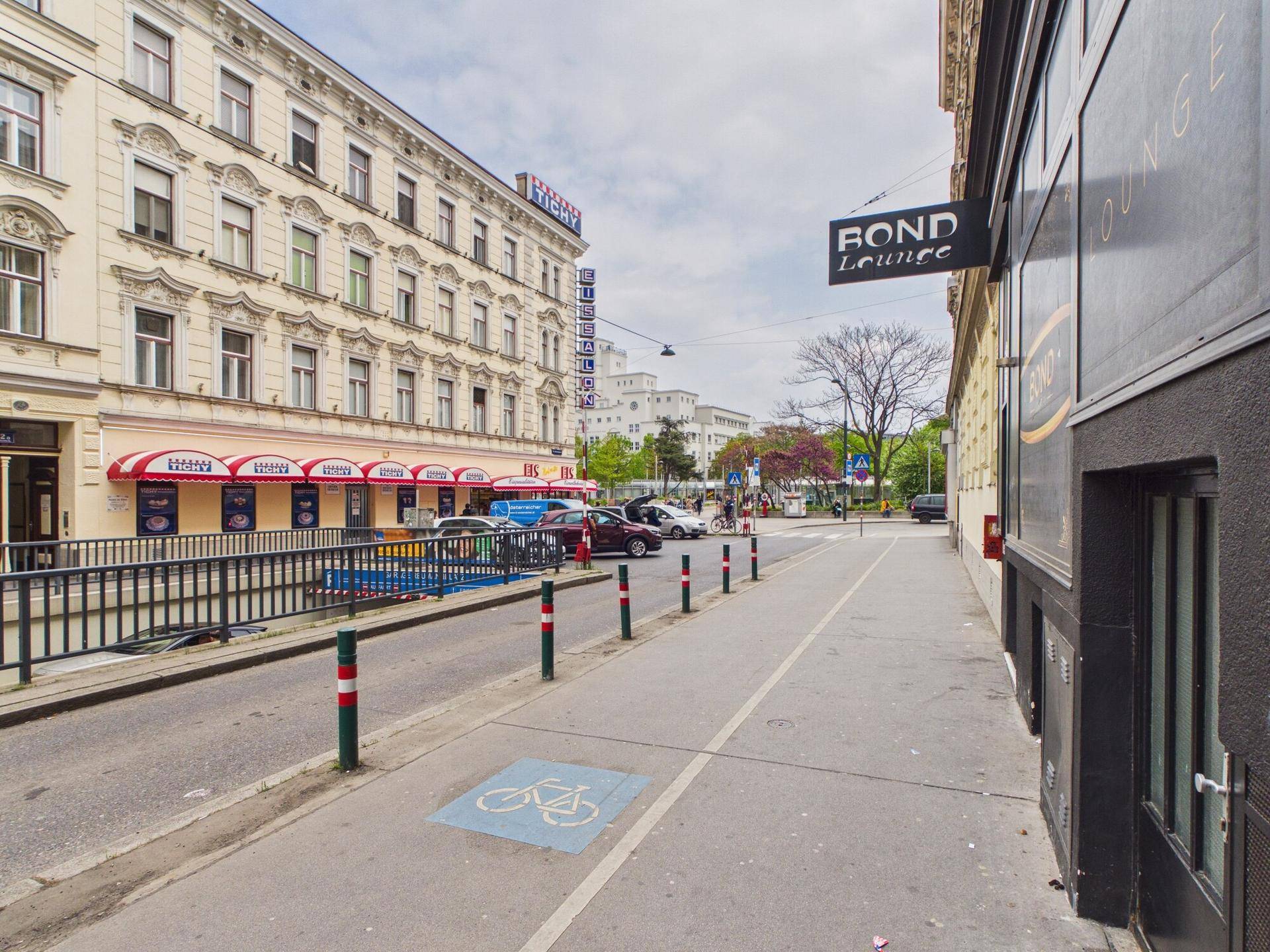 Weitwinkelansicht der Straße mit dem Geschäftsgebäude und umliegenden historischen Gebäuden.