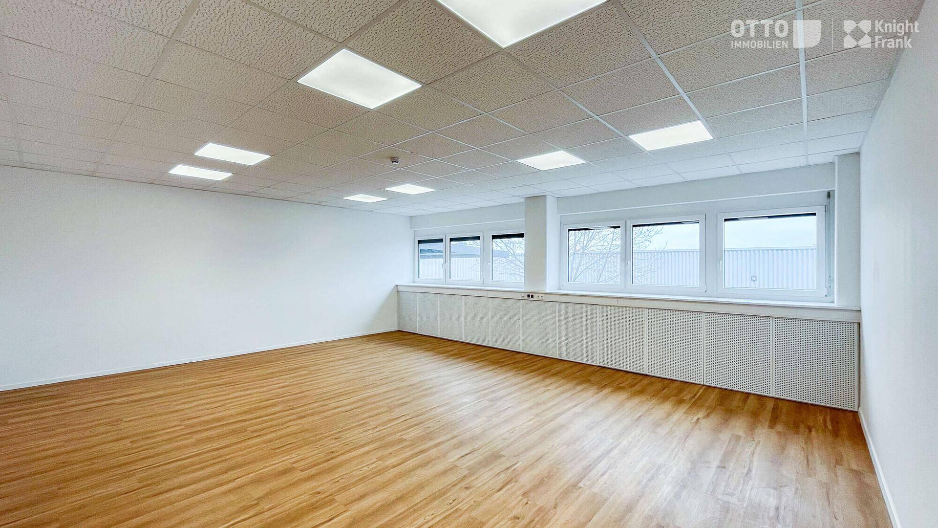 Geräumiges, helles Büro mit großen Fenstern und abgehängter Decke, bereit zur individuellen Gestaltung.