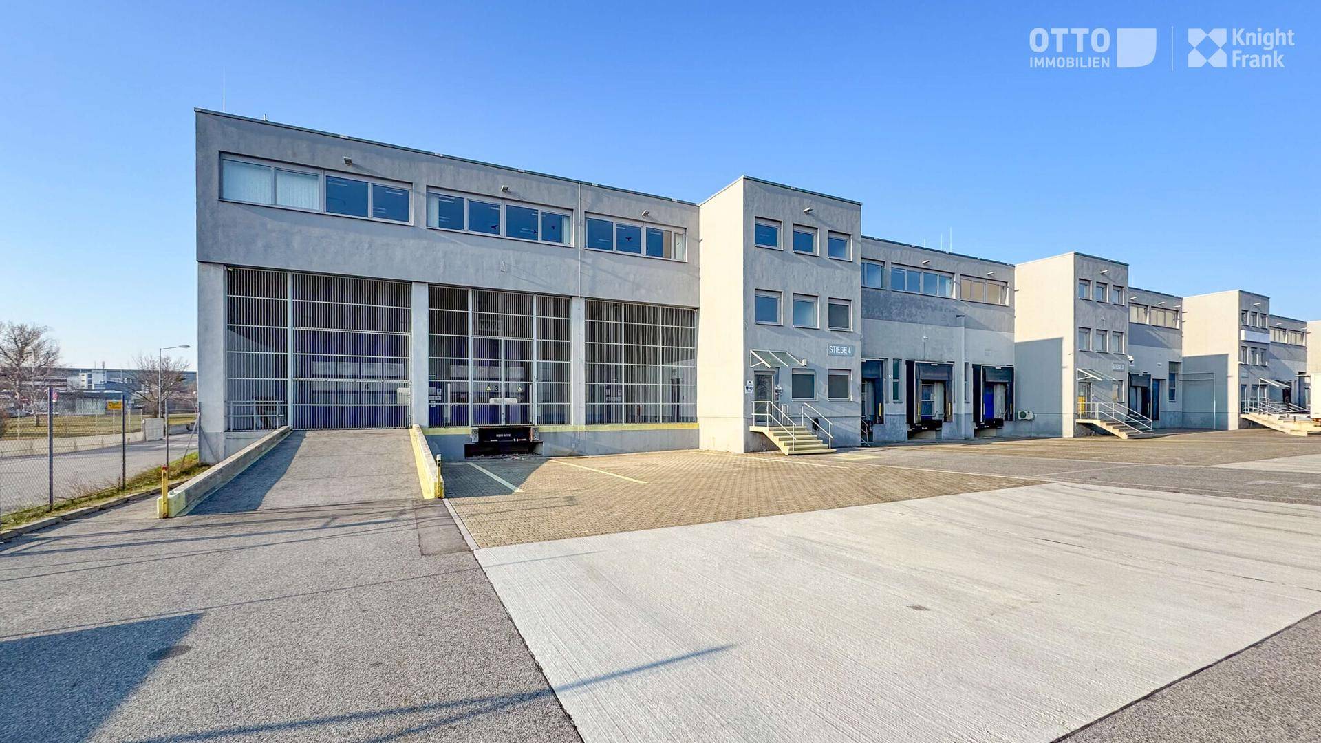 Panoramablick auf den Industrie- und Bürokomplex mit mehreren Gebäudeteilen und weitläufigen Außenflächen.