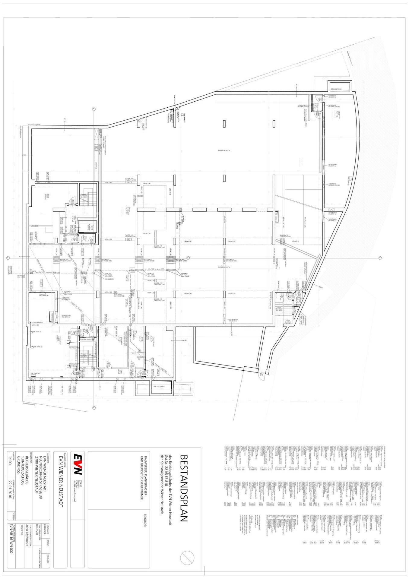 Grundrissplan eines Gebäudegeschosses mit klarer Raumaufteilung und strukturellen Details.