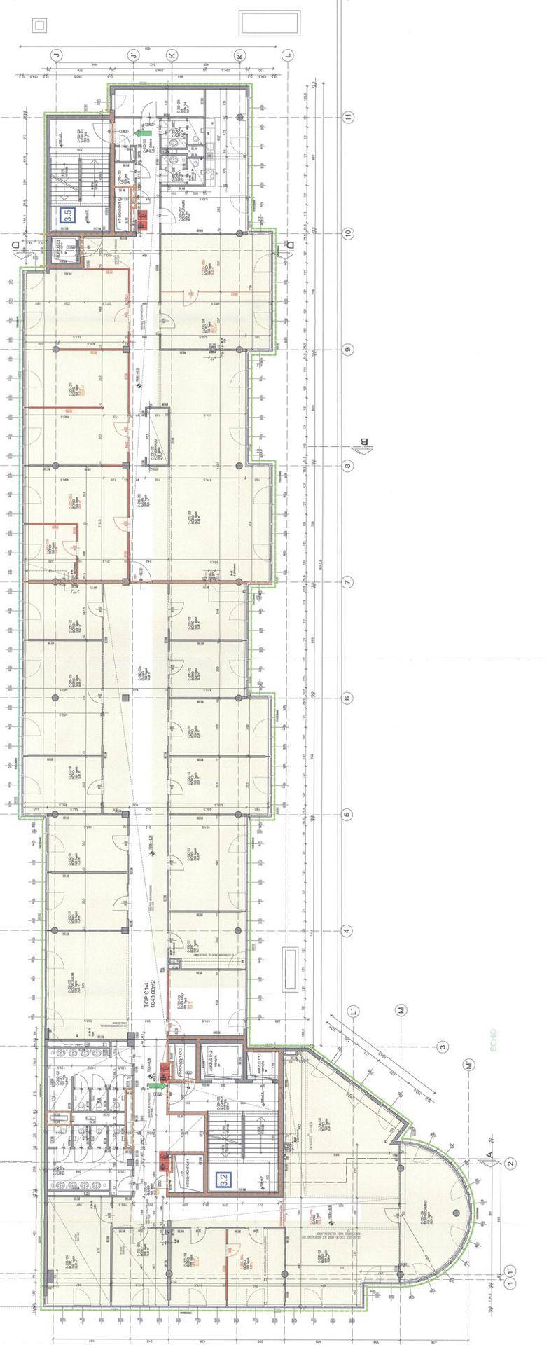 Grundrissplan eines Gebäudes mit vielen Büroeinheiten und klarer Raumaufteilung.