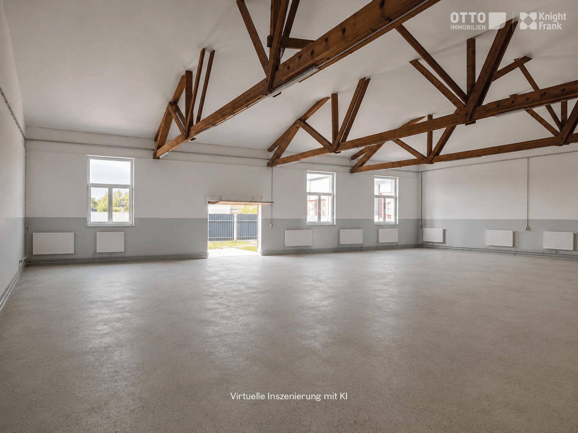 Weitläufige Lagerhalle mit hohen Decken, Holzbalken und mehreren Fenstern für Tageslicht.