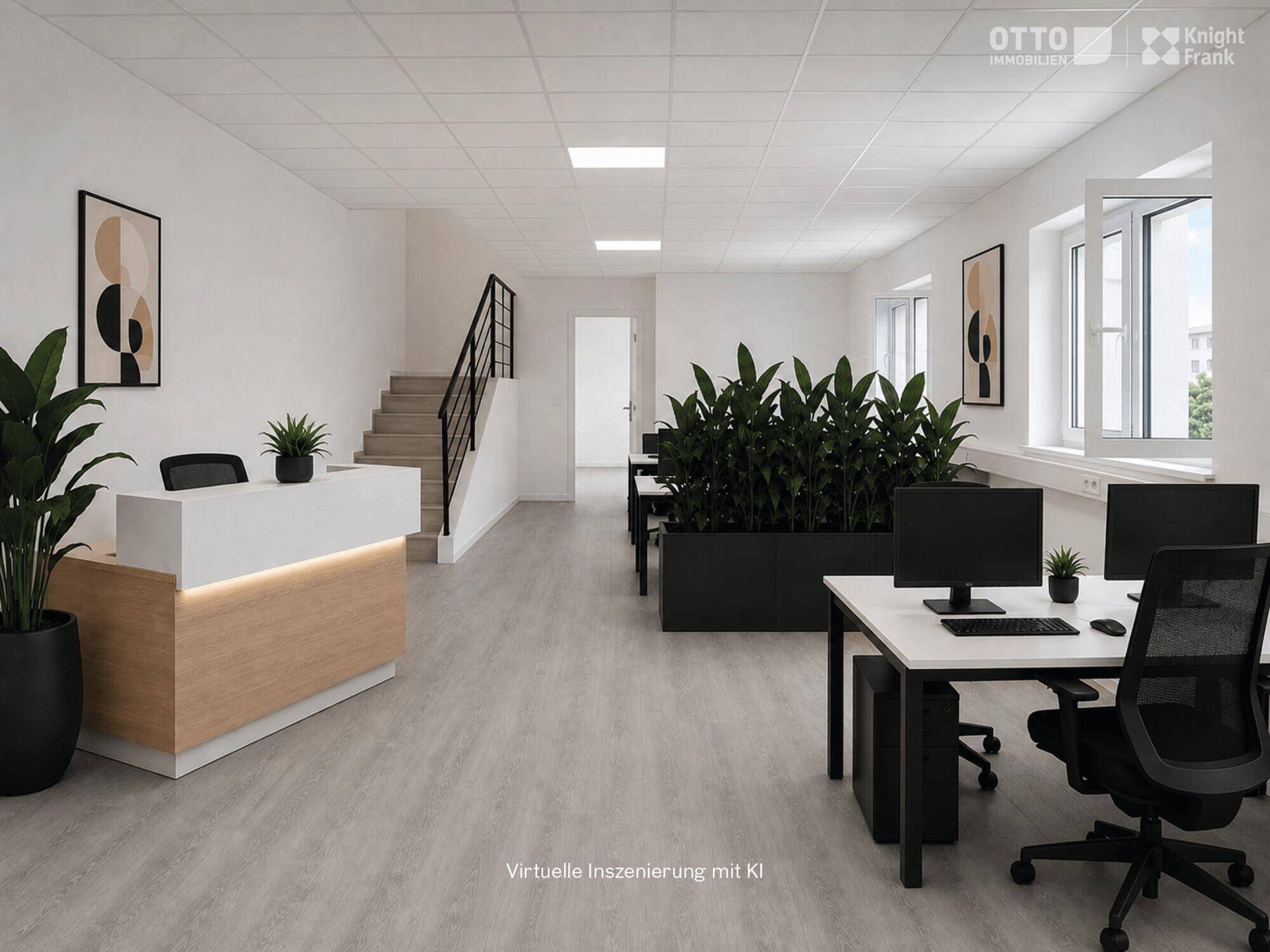 Großzügiger Empfangsbereich mit Rezeption, Treppe und offenen Arbeitsplätzen mit Pflanzen.