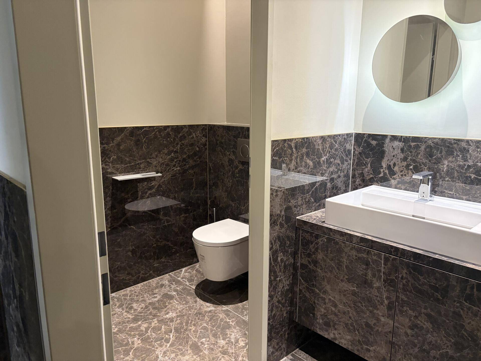 Detaillierter Grundriss eines Restaurants mit Essbereichen, Küchenbereich und Nebenzimmern.