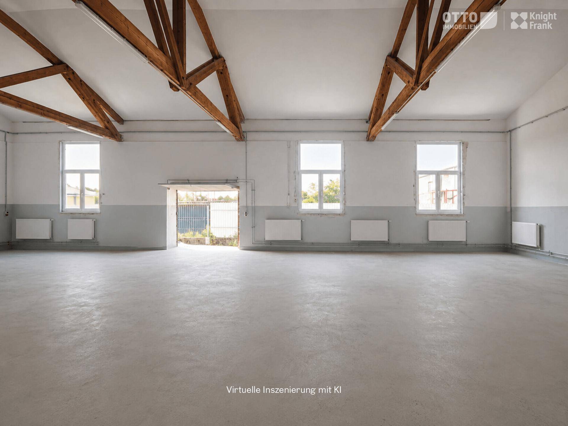 Helle Lagerhalle mit großen Fenstern, sichtbaren Holzbalken und Heizkörpern an den Wänden.